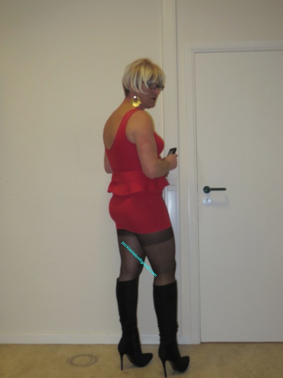 robe rouge et  bottes noir daim Creamy 6