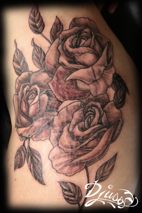 Tatouage De Roses Noir Et Blanches Neotrad Cuisse Femme