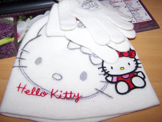 7€ Lot Bonnet et Gant Hello Kitty