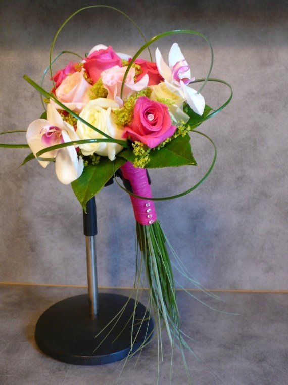 Quelle couleur pour le bouquet de la mariée avec une robe gris foncé et blanc? 3