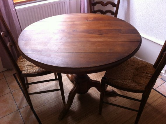 Chaises modernes (design) avec une table ancienne (photos)  Décoration