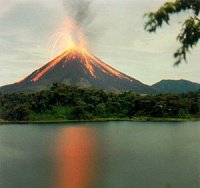 volcan qui reflète sur l'eau