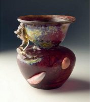 vase en forme d'urne en verre doublé rouge sur fond brun