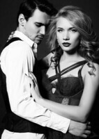 50537373-photo-noir-et-blanc-de-studio-de-mode-de-beau-couple-porte-des-vêtements-élégants-embrassan