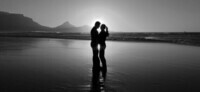 couples-romantiques-à-une-mer-des-caraïbes-de-turquoise-78084155