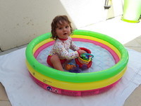 Louise dans sa piscine