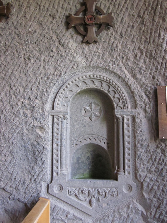 Fontanges, bénitier de la chapelle monolithe,sculpté dans le rocher