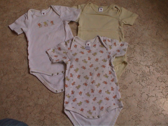 LOT DE 3 BODYS MANCHES COURTES TAILLE 92   3 EUROS