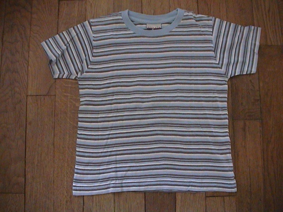 TEE SHIRT  TISSAIA  8 ANS  3  EUROS