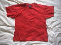 tee shirt rouge comme neuf 8 ans  2 euros