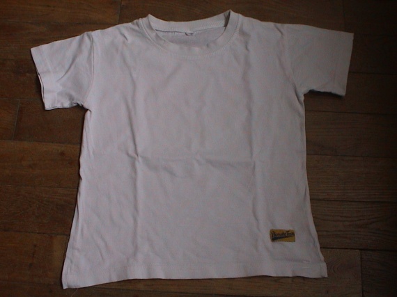 TEE SHIRT BLANC 6 ANS   1.50 EUROS