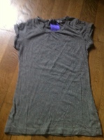 tee shirt gris a pois taille 34   1.50 euros