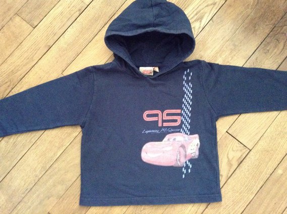 Sweat a capuche cars 5 ans.   3,5 euros