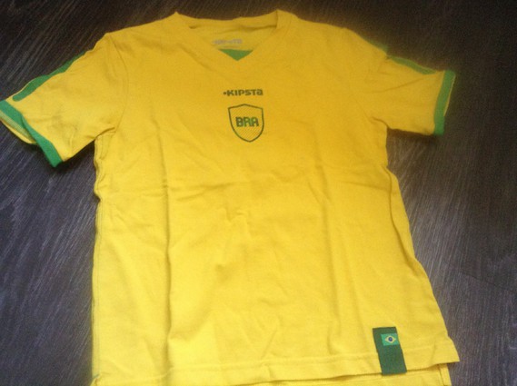 Tete shirt foot kipsta 6 ans.   Brasil.   3 euros