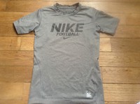 TEE shirt comme neuf Nike 10/12 ans.  6 euros