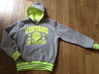 Sweat capuche taille 14 ans.  7 euros