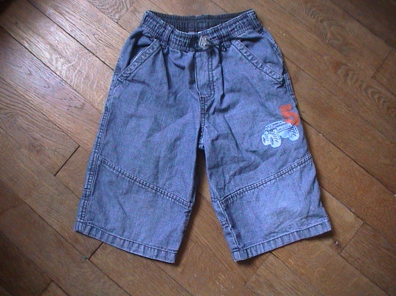 BERMUDA EN JEAN TAILLE 6 ANS  4 EUROS