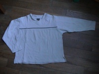 TEE SHIRT COL V  TAILLE 10 ANS  3 EUROS