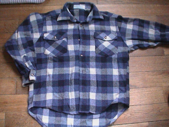 JOLIE CHEMISE HIVER MISE UNE FOIS 8 ANS  4 EUROS