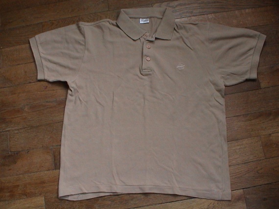 POLO MAILLE PIQUEE TAILLE 96/100   2.5 EUROS