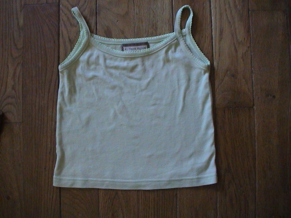 PETIT TOP VERT PALE    A L HEURE ANGLAISE   taille 114  5/6 ANS    1 euro