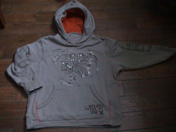 JOLI SWEAT CAPUCHE COMPLICES 6 ANS   4 EUROS