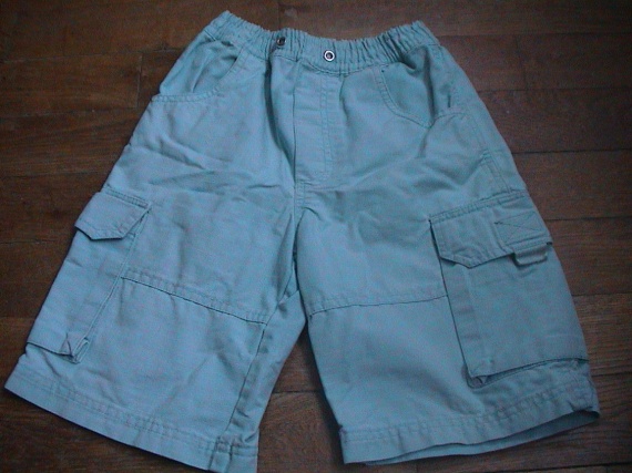 bermuda turquoise camaieu 6 ANS   4.  EUROS   1 PETITE TACHE DERRIERE