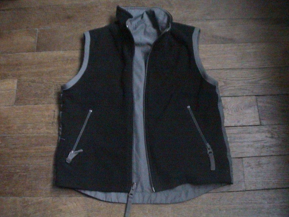 VESTE SANS MANCHE REVERSIBLE  POLAIRE NOIR 5 ANS     3 EUROS