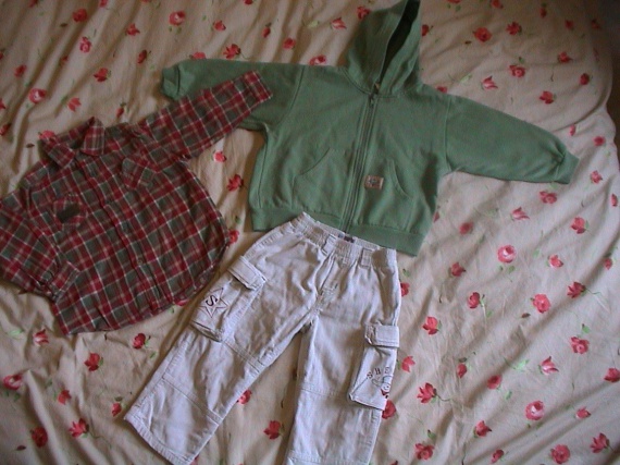 3 ANS  CHEMISE + PANTALON 6 EUROS  veste a capuche vendue