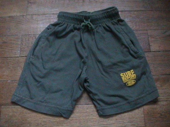 SHORT VERT/KAKI  3 ANS  COMME NEUF  2.5 EUROS