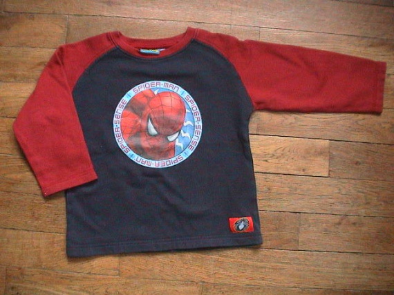 JOLI SWEAT SPIDERMAN 6 ANS    5 EUROS