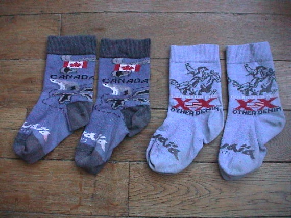 LOT DE 2 PAIRES DE CHAUSSETTES USHUAIA TAILLE 23/25  2 euros 