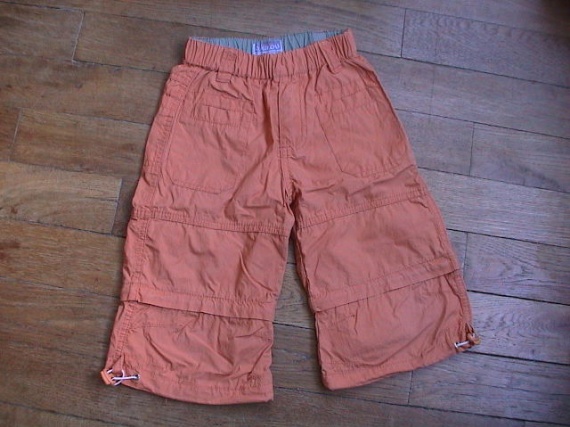 JOLI BERMUDA OKAOU TAILLE 4/5 ANS   4 EUROS  VENDU NATHALIE LE 23/03/10