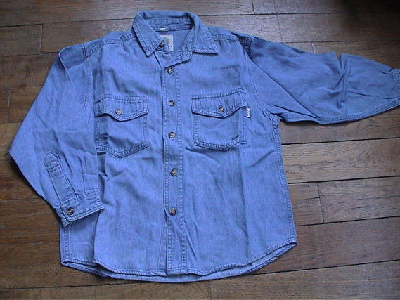 CHEMISE EN JEAN 6 ANS   4 EUROS