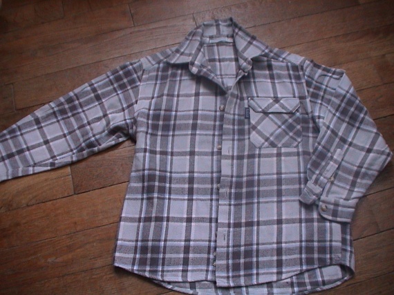 CHEMISE A CARREAUX  8 ANS   2 EUROS