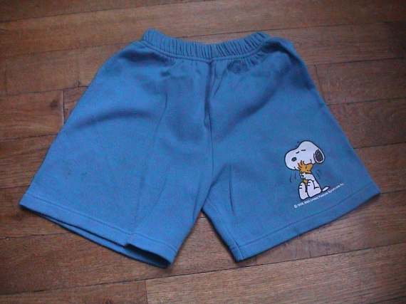 SHORT EN MOLLETON SNOOPY 8 ANS   3 EUROS