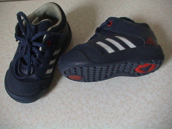 BASKET ADIDAS TAILLE 19   VENDUES LE 20/03/12