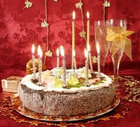 763809_table_festive_g_teau_et_bougies_deux_verres_de_champagne_des_bo_tes_cadeau__le_rouge