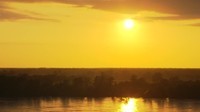 -mississippi-fleuve-ciel-romantique-reflet-du-soleil-jaune