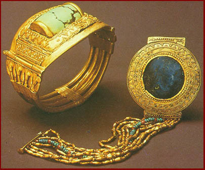 -the-golden-jewellery-found-in-tutankhamuns-tomb