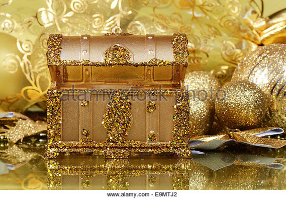 -tree-ornaments-on-gold-