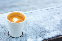 café-caliente-en-nieve-