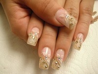 gold-nails-beauty