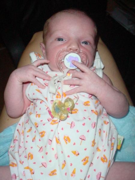 Astuces Pour Faire Tenir La Sucette Bebe Grandit Forum Grossesse Amp Bebe Doctissimo