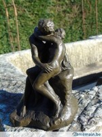 410372149-statue-d-un-couple-nue-qui-s-embrasse-en-bronze-signe