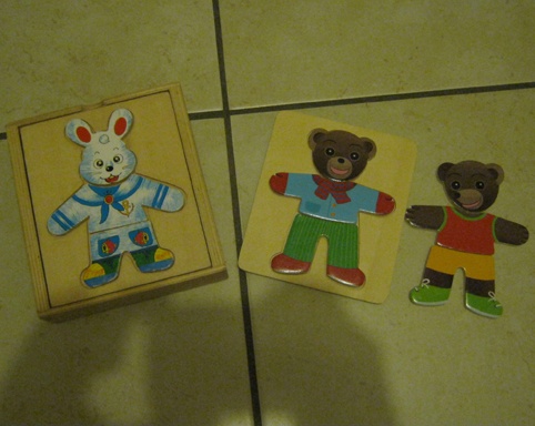 lot de puzzles en bois: personnages à habiller , 4 euros