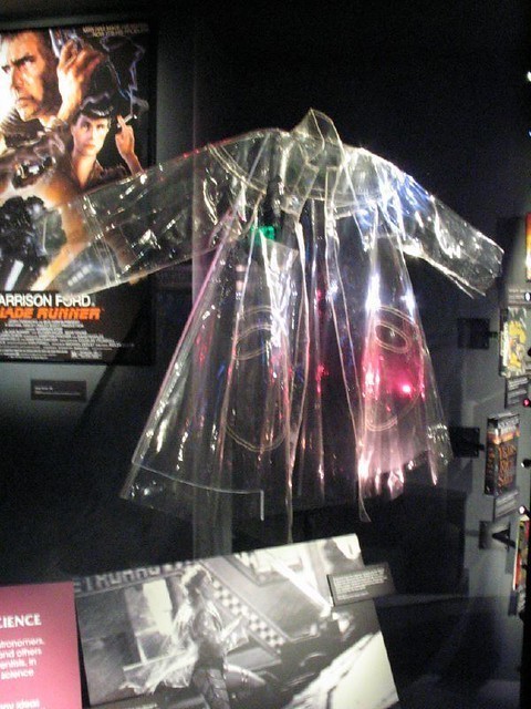Le ciré transparent de Joanna Cassidy "Zhora", porté dans Blade Runner lors de sa vente aux enchères