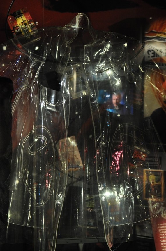 Le ciré transparent de Joanna Cassidy "Zhora", porté dans Blade Runner lors de sa vente aux enchères