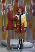 Goldie hawn et Judy Carne in "Rowan and Martin's Laugh In"
