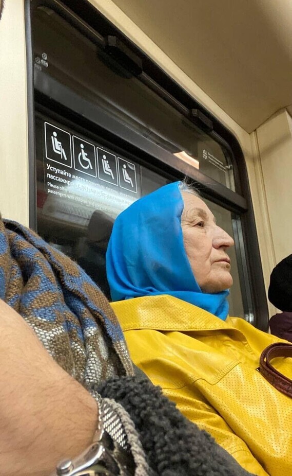 Couleurs ukrainiennes dans le métro moscovite